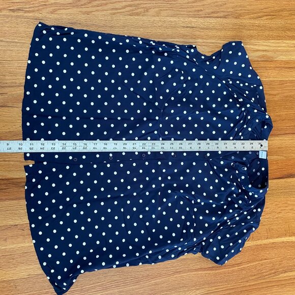Old Navy Size 1X Cap Sleeve Button Down Blouse Navy w/ White Polka Dots EUC - Picture 3 of 6